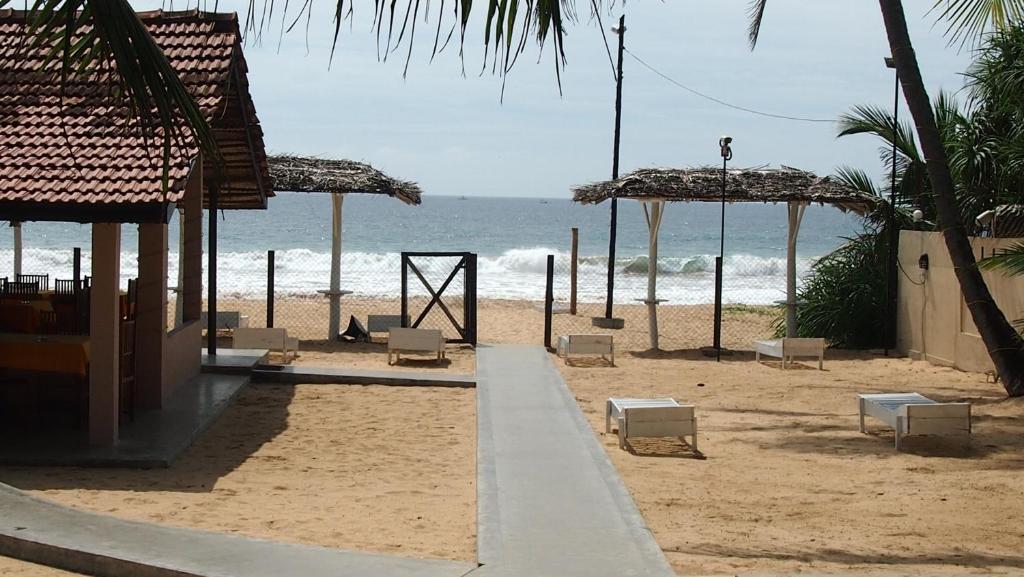 Хиккадува Thiranagama Beach Hotel цены