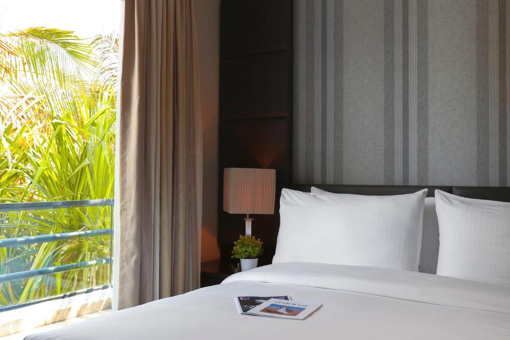 Відпочинок в готелі Dubai Marine Beach Resort & Spa