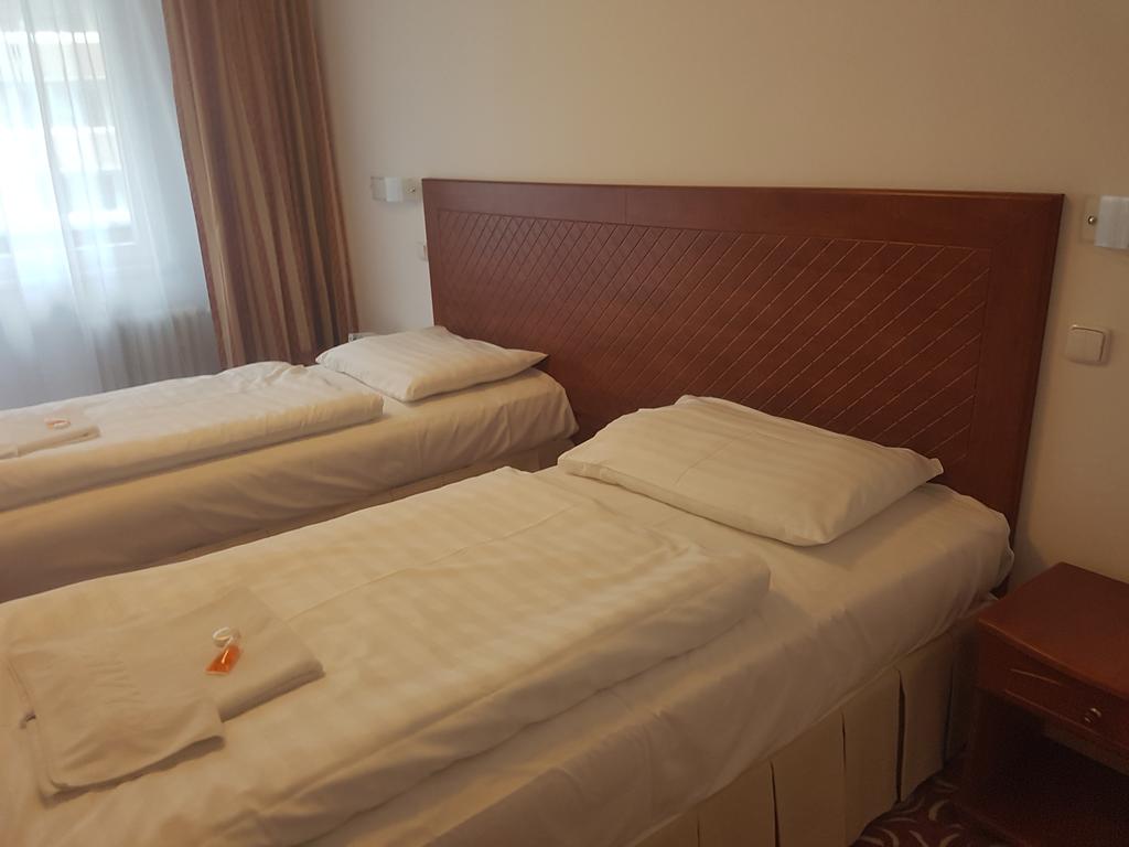 Братислава, Hotel Nivy, 3