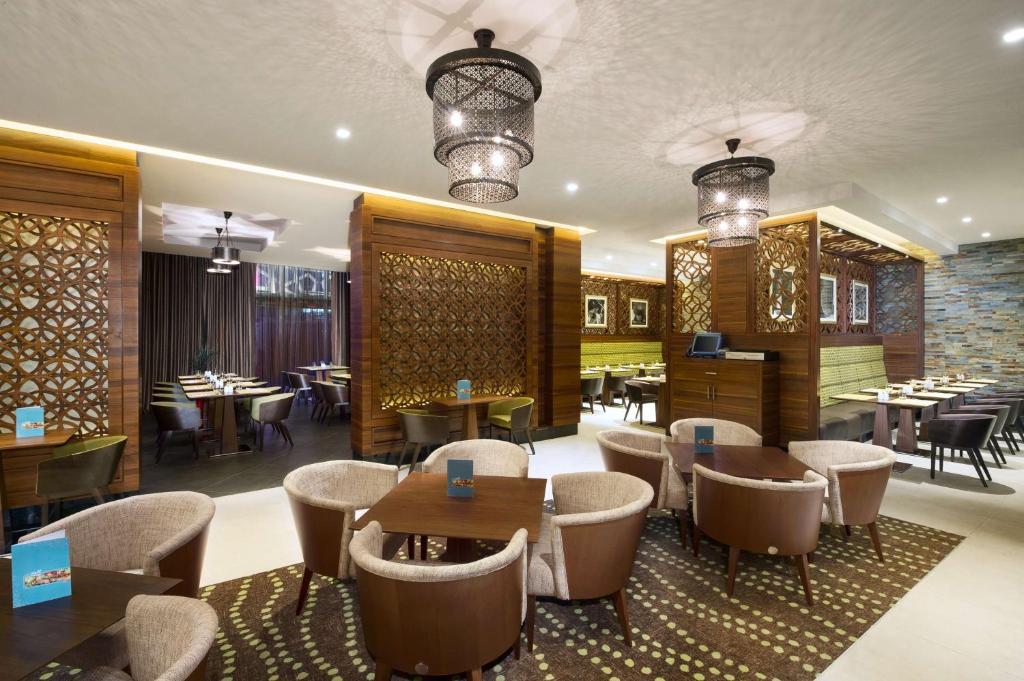 Отель, Дубай (город), ОАЭ, Hilton Garden Inn Dubai Al Muraqabat