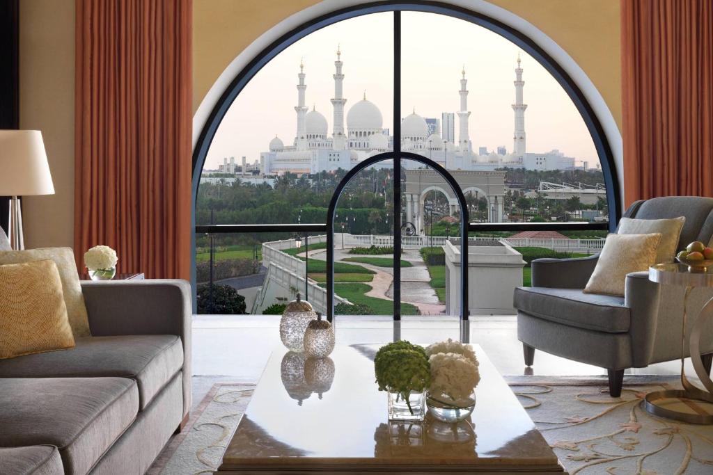 Відпочинок в готелі The Ritz Carlton Abu Dhabi Grand Canal