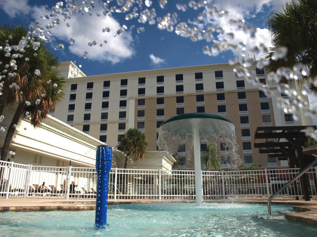 Фото отеля Holiday Inn & Suites Across