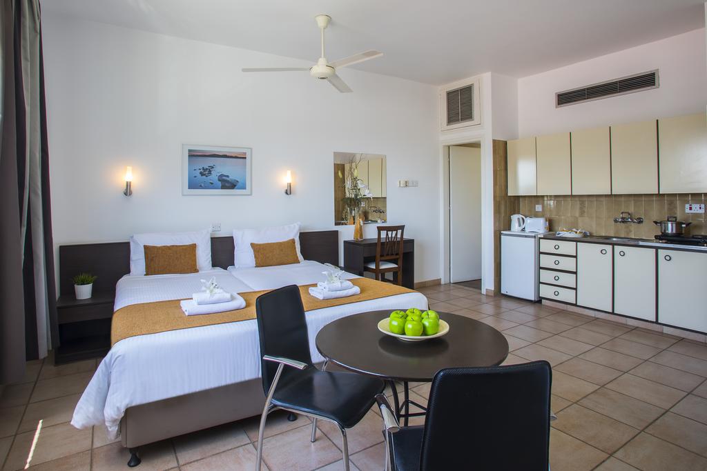 Ларнака Costantiana Beach Hotel Apartments цены