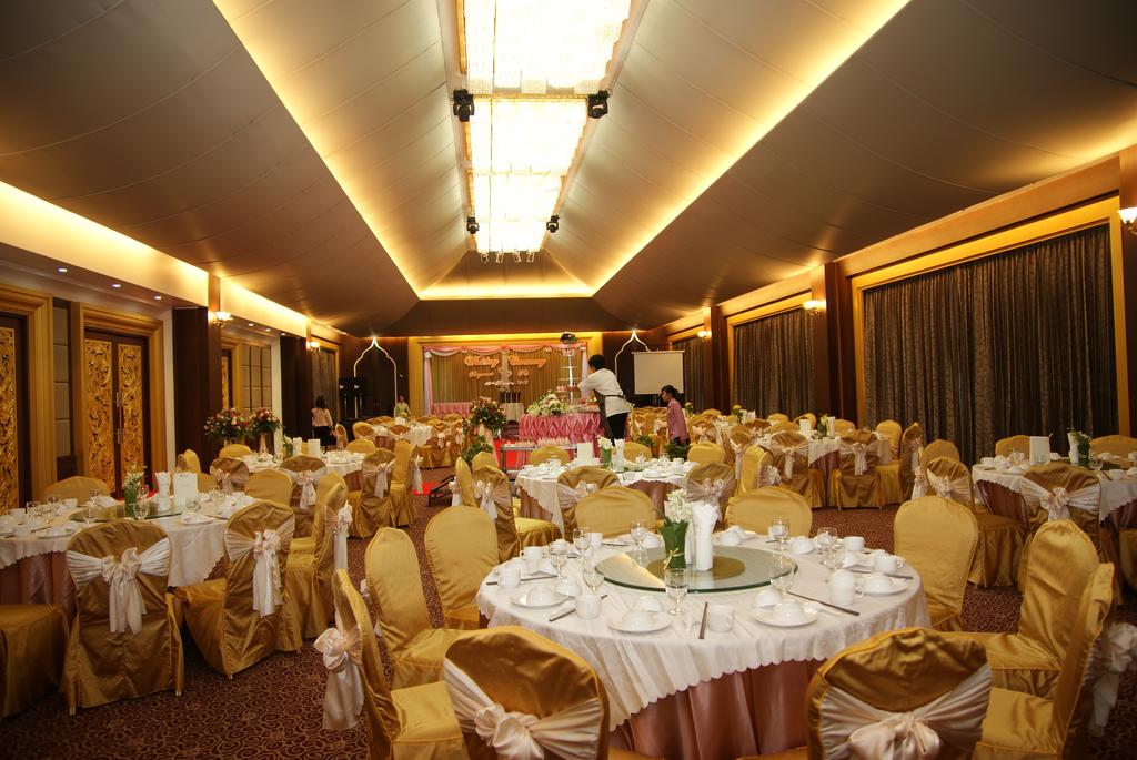 Aiyara Grand Hotel cena