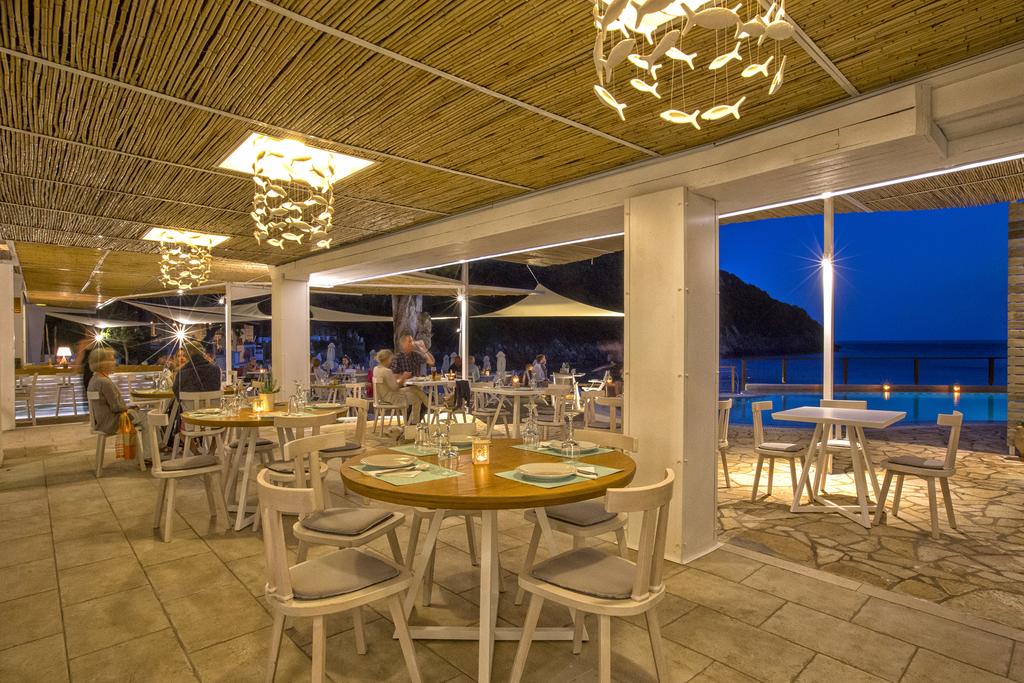 Готель, Akrotiri Beach Hotel