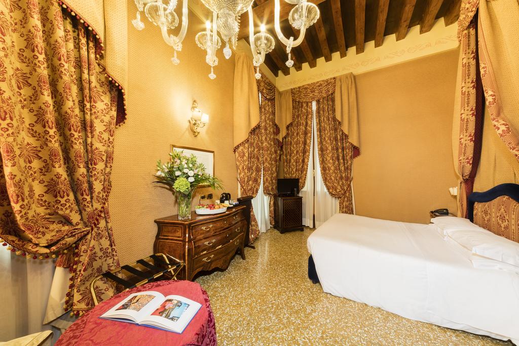 Ціни в готелі Al Ponte Dei Sospiri Junior Suites