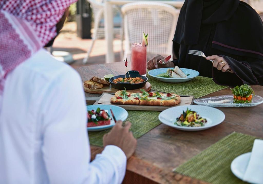 Le Meridien Al Aqah Beach Resort, харчування