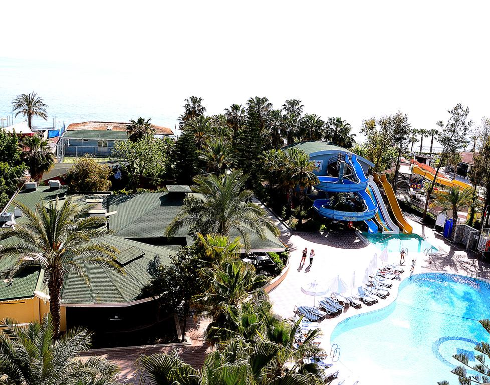 Отзывы об отеле Holiday Park Resort Hotel