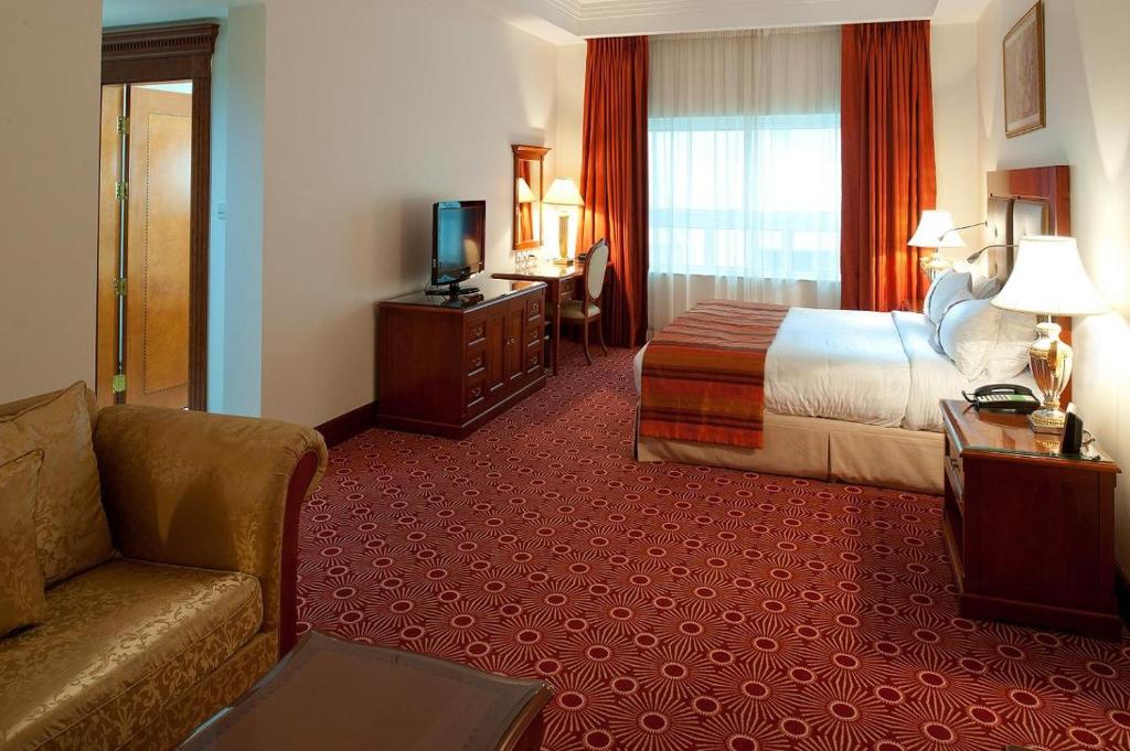 Holiday Inn Bur Dubai - Embassy District цена