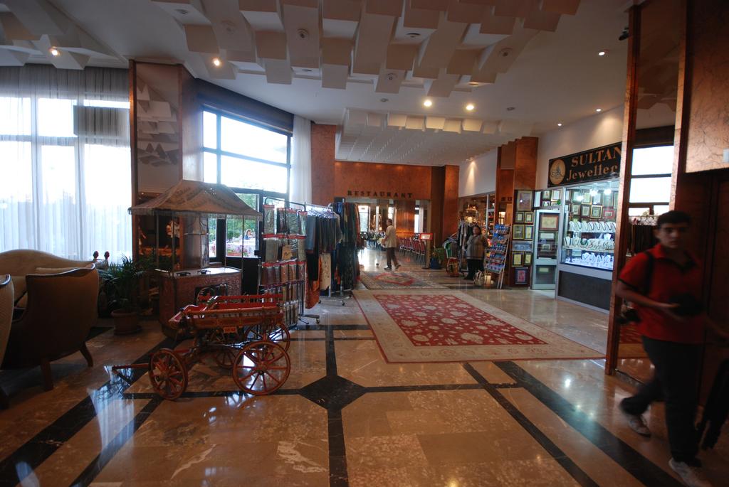 Mustafa Hotel, фотограції туристів