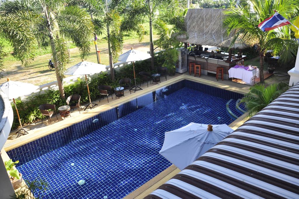 Baan Chayna Lounge Resort, Пляж Сурин