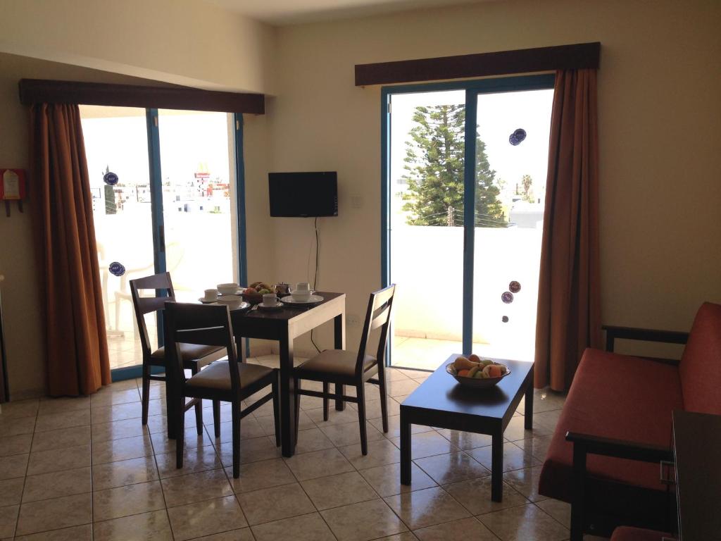 Горящие туры в отель Kefalonitis Hotel Apartments Пафос Кипр