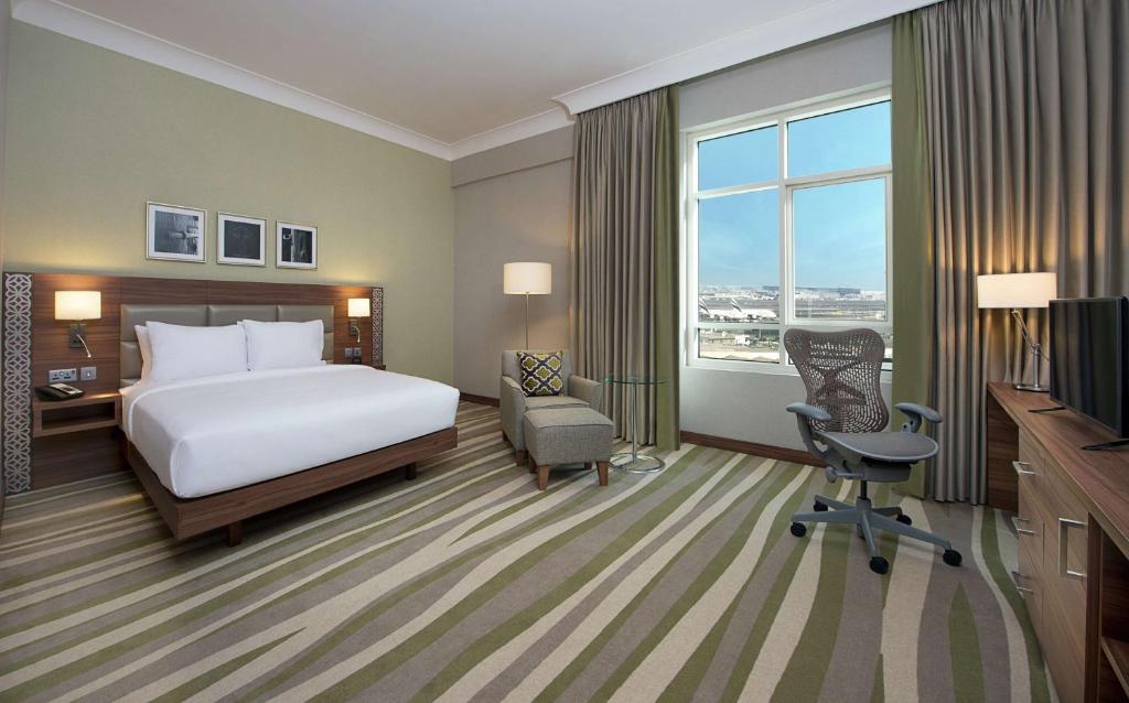 Hilton Garden Inn Dubai Al Muraqabat, фото