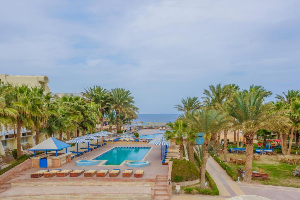 Горящие туры в отель Empire Beach Resort