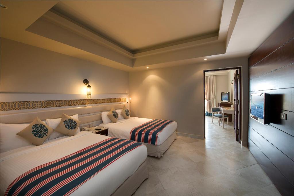 Ціни в готелі Sunrise Arabian Beach Resort
