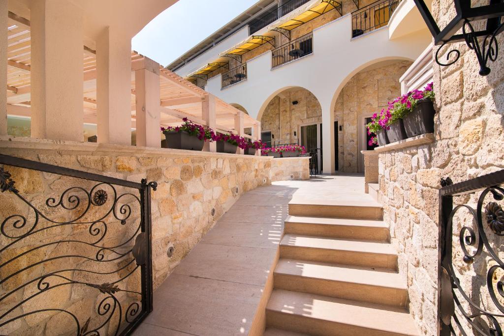 Горящие туры в отель Neikos Mediterraneo Luxury Suites