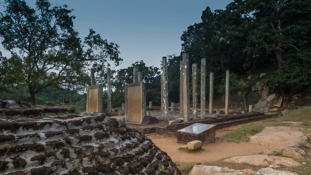 Mihintale, Анурадхапура, Шрі-Ланка, фотографії турів