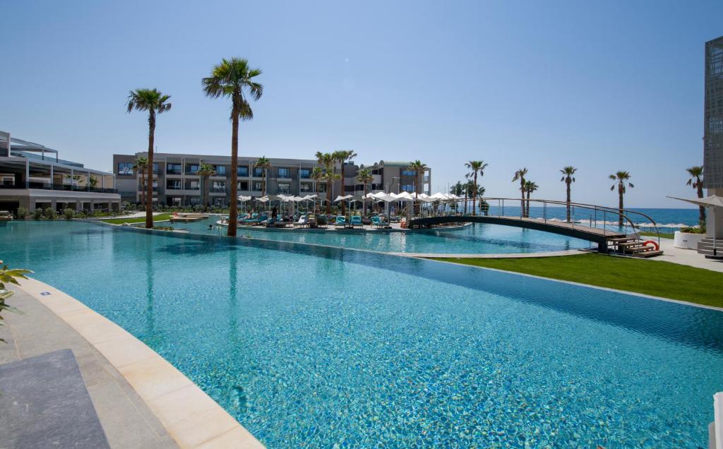 Ціни в готелі Amira Beach Resort & Spa