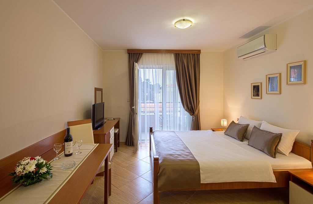 Hotel prices Apartments Holiday Lux