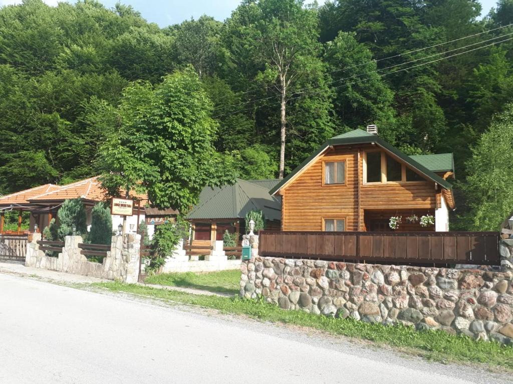 Чорногорія Log House Tara