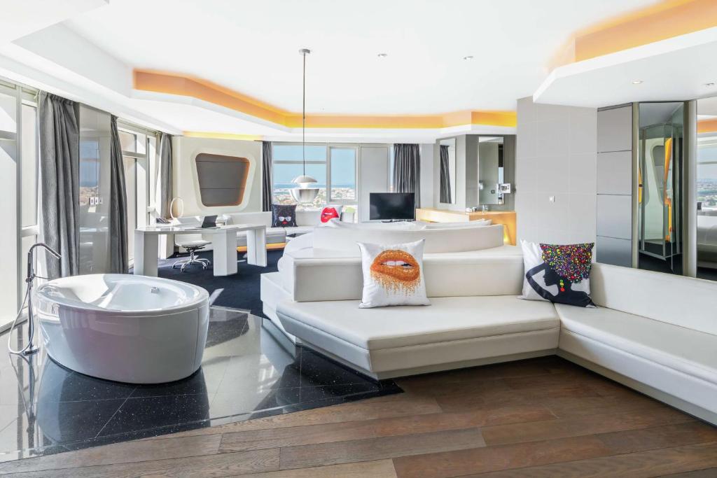ОАЭ V Hotel Dubai, Curio Collection by Hilton