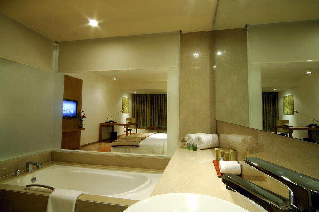 Цены в отеле Radisson Blu Plaza Hotel Hyderabad Banjara Hills