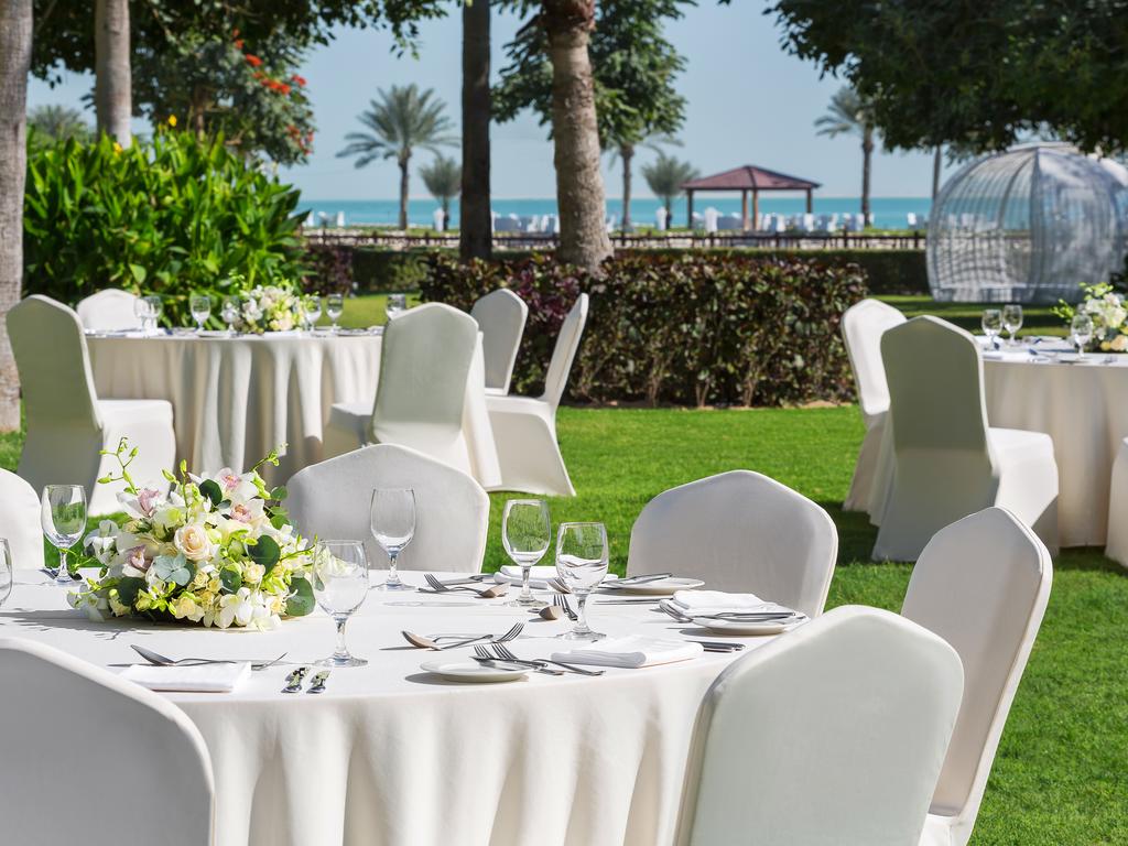 Відпочинок в готелі Sheraton Grand Doha Resort & Convention Hotel
