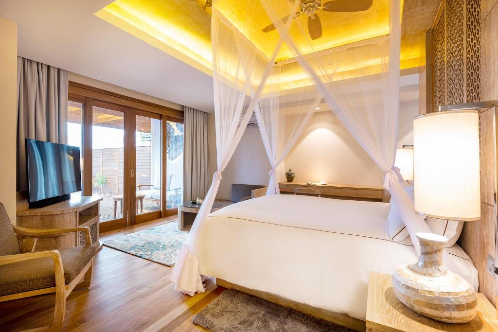 Відпочинок в готелі Lily Beach Resort & Spa Арі & Расду Атоли Мальдіви