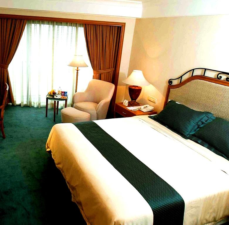 Отдых в отеле Century Park Hotel Манила