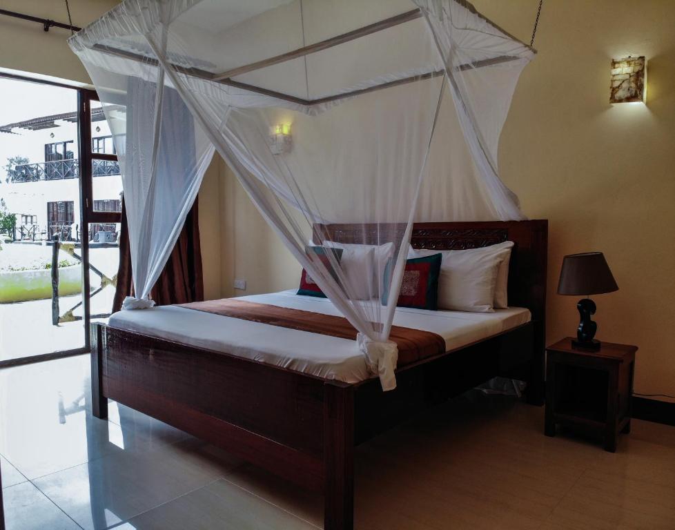 Відпочинок в готелі Amaan Bungalow Beach Hotel Нунгві