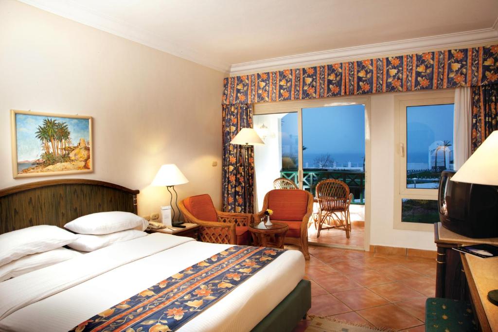 Відпочинок в готелі Coral Beach Rotana Resort Montazah