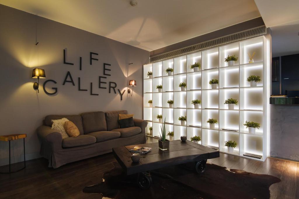 Life Gallery Албанія ціни