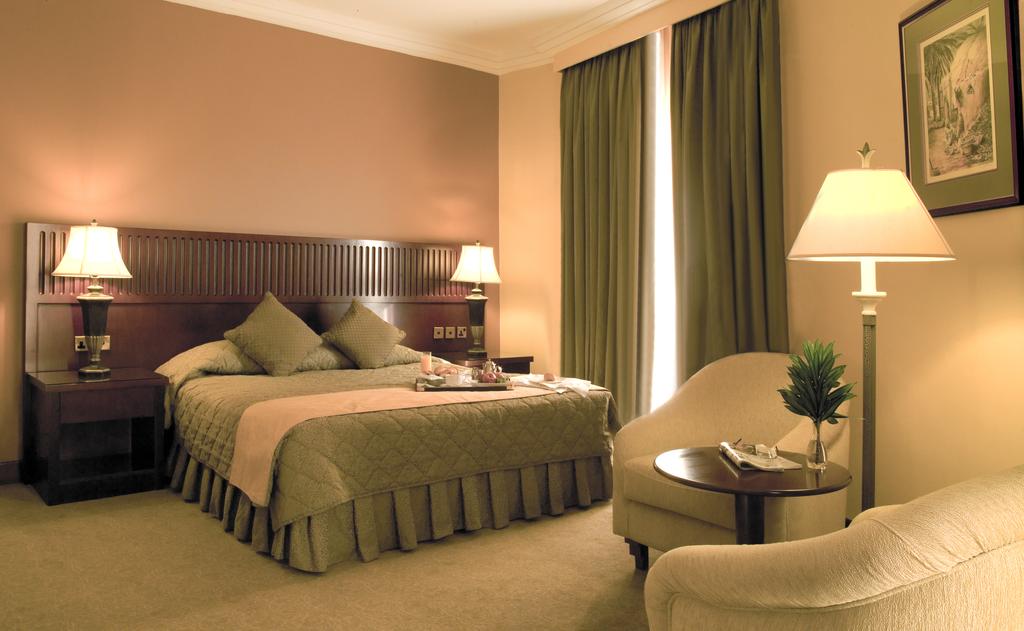 Ціни в готелі Golden Tulip Khatt Springs Resort & Spa