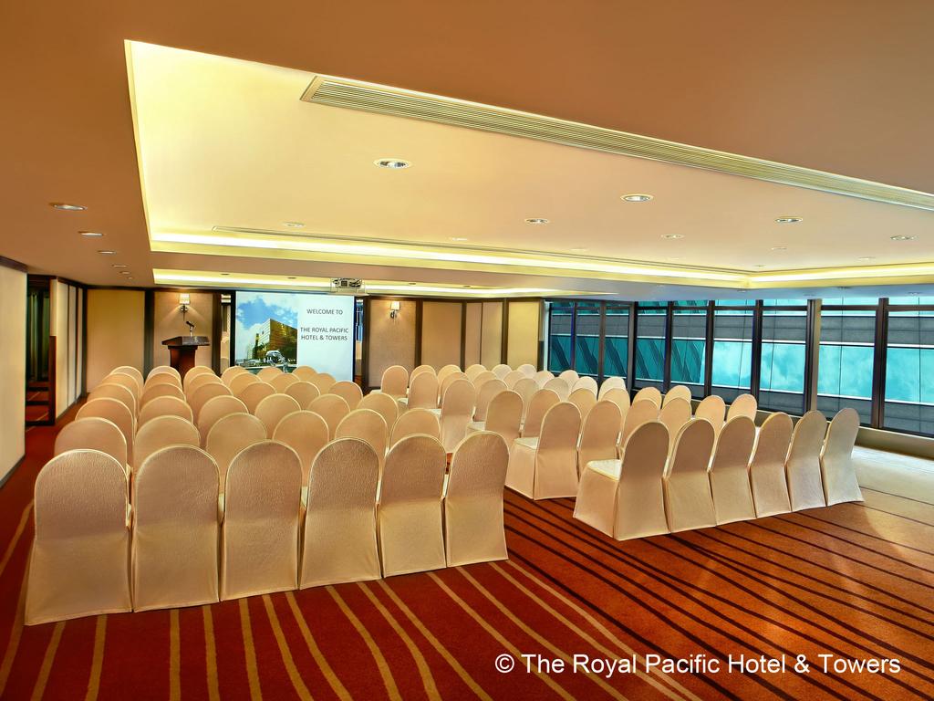 Відгуки про готелі Royal Pacific Hotel & Towers