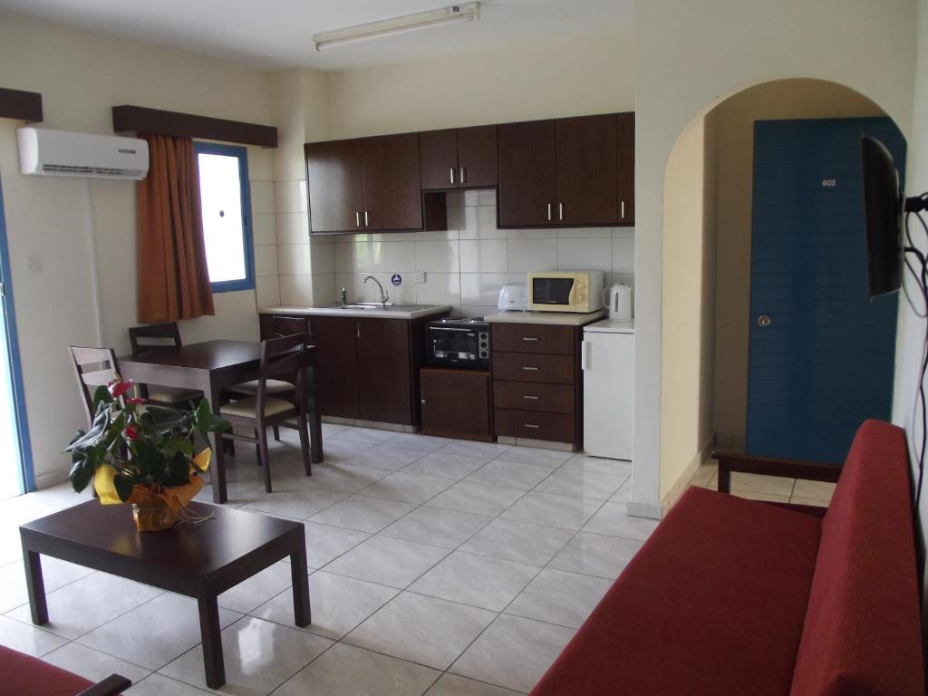 Kefalonitis Hotel Apartments, Пафос ціни