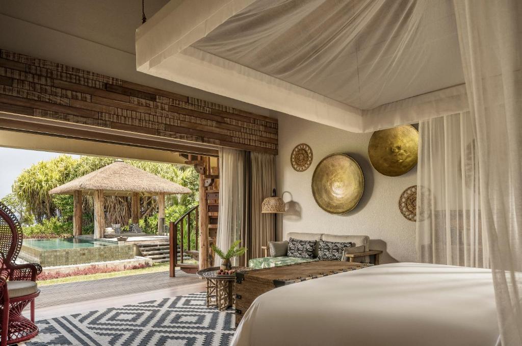 Hotel rest Four Seasons Resort Seychelles at Desroches Island
