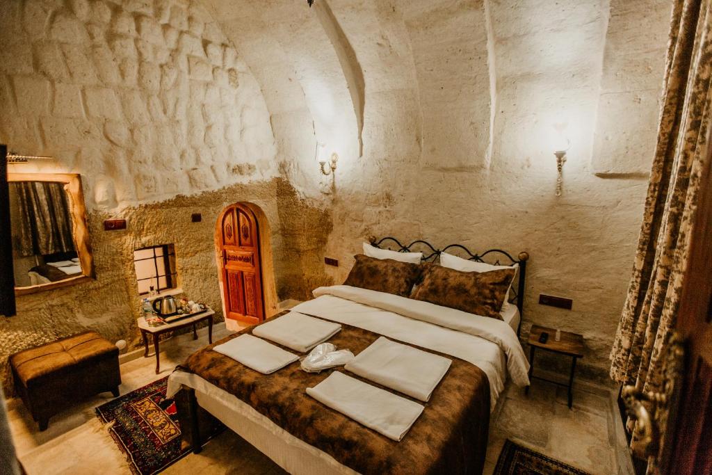 Цены в отеле Romantic Cave Hotel