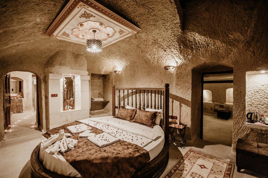 Ціни в готелі Romantic Cave Hotel