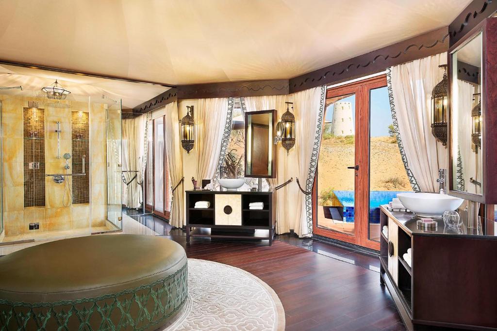 The Ritz-Carlton Ras Al Khaimah, Al Wadi Desert фото туристов