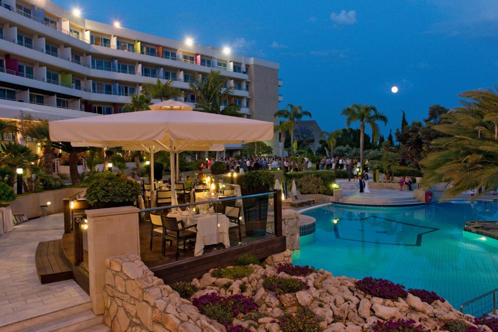 Отдых в отеле Mediterranean Beach Hotel Лимассол Кипр