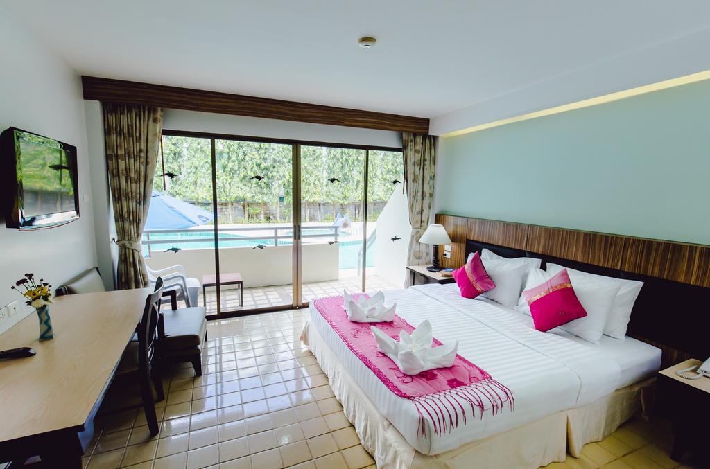 Відпочинок в готелі Karon Whale Resort пляж Карон