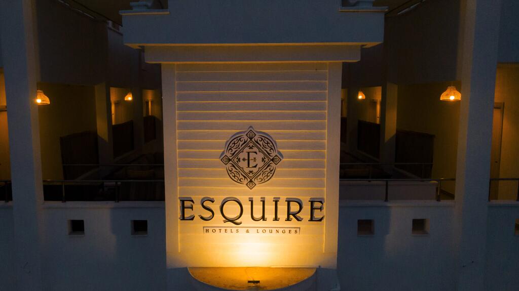 Esquire Hotel & Lounge цена