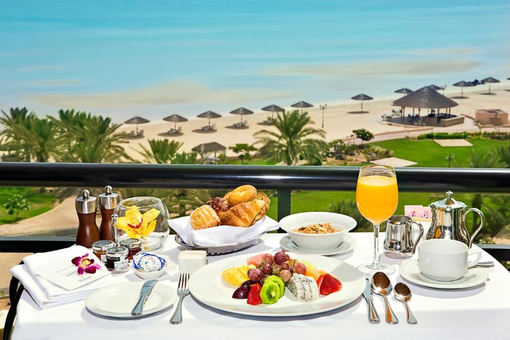 Hotel guest reviews Danat Jebel Dhanna Resort