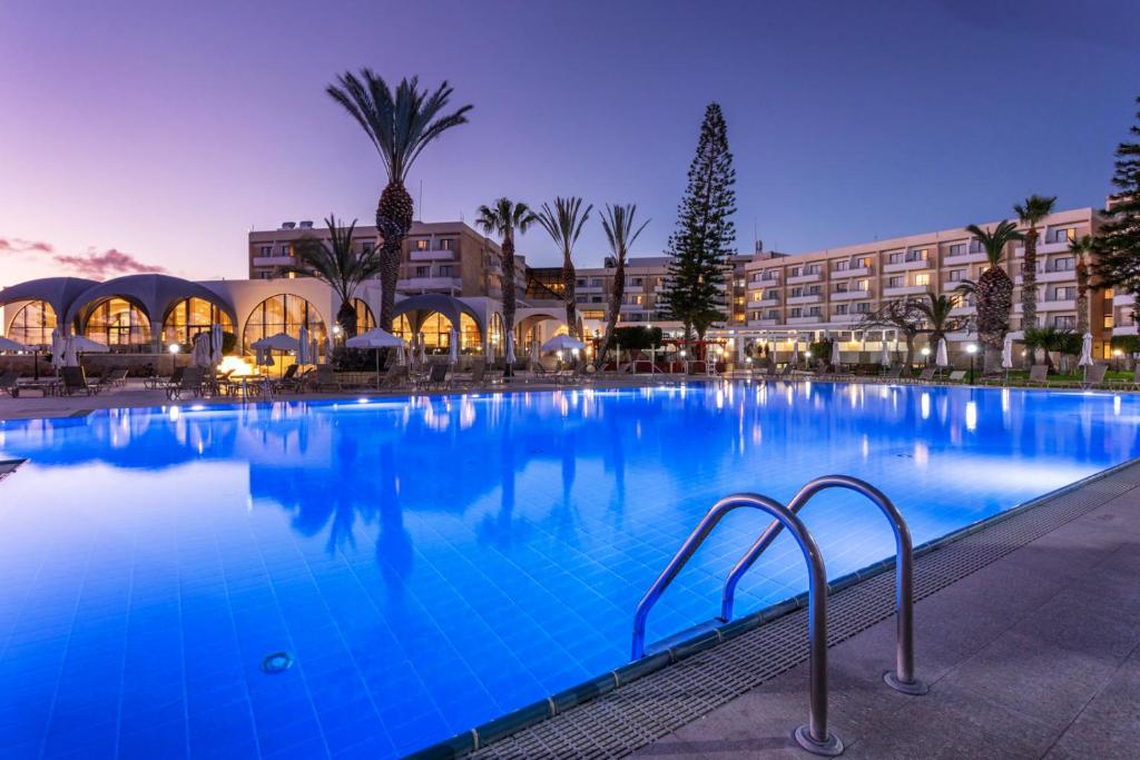 Відпочинок в готелі Louis Phaethon Beach Hotel Пафос