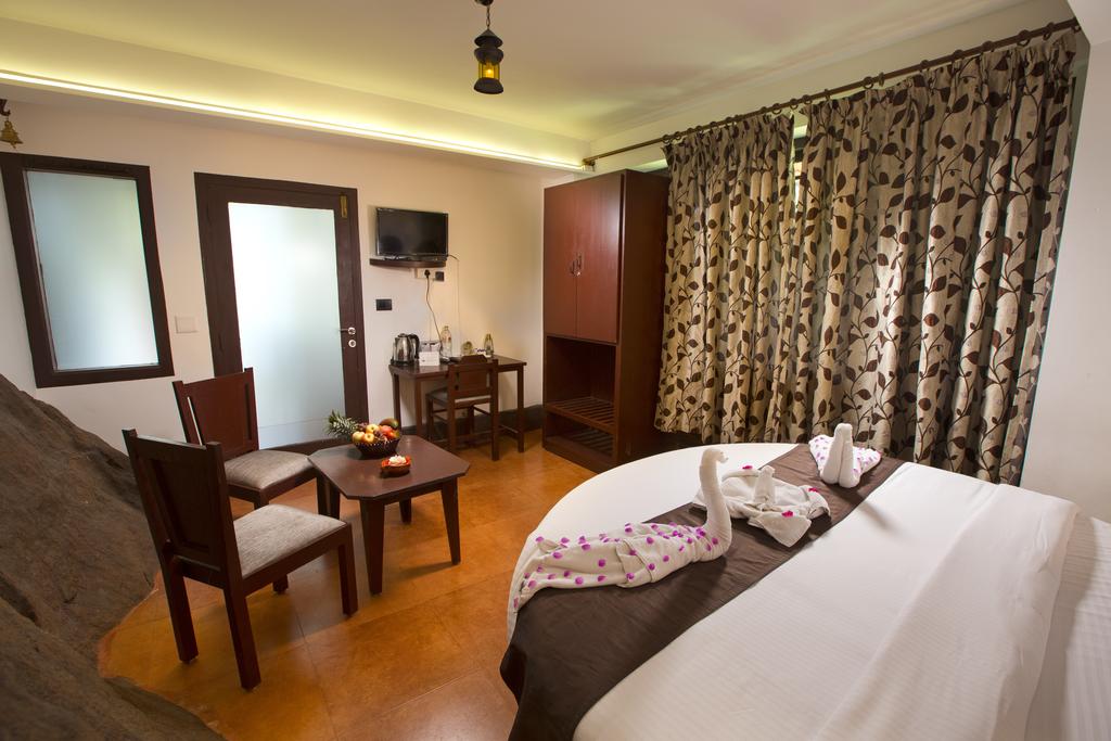 Отдых в отеле Madhumanthara Resort Potheamedu